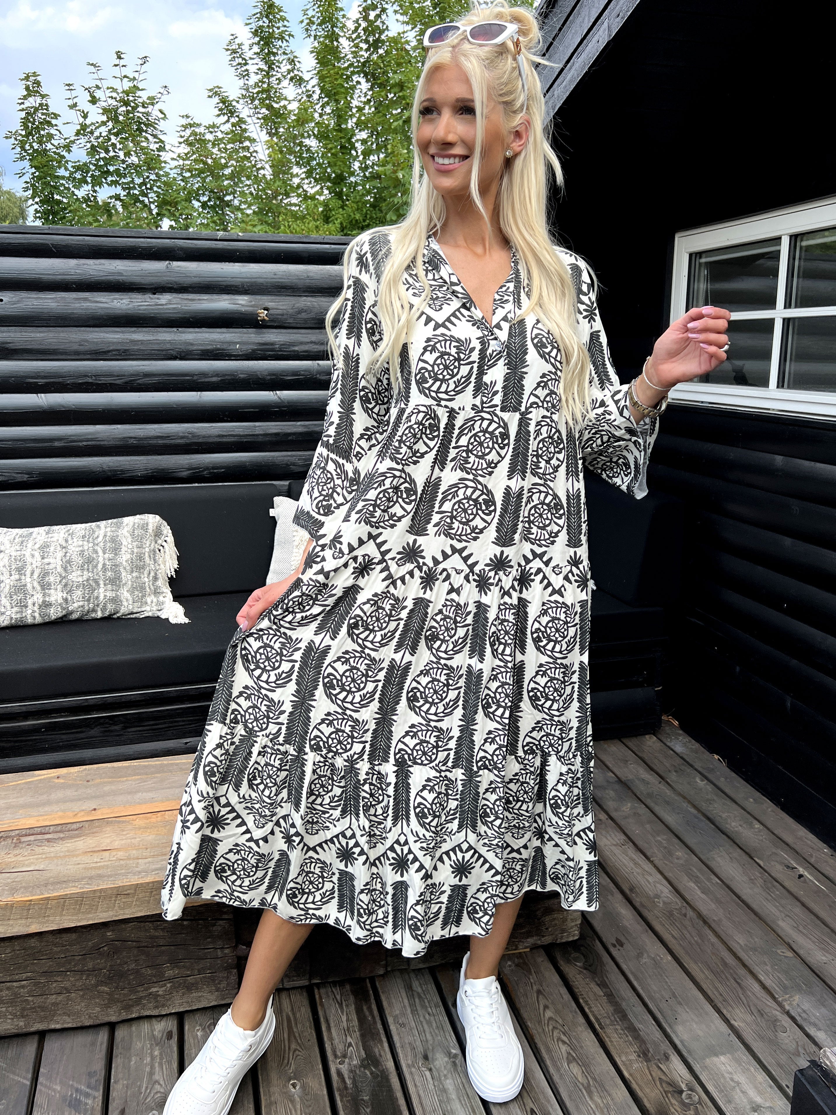 Petra - Lång vit viskosskjorta med färgat mönster